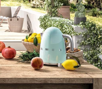 Smeg KLF03PGUK, 50's Retro Style Kettle, 1.7 L Capacity with Water Level Indicator, 360 Swivel Base, Anti-Slip Feet, Soft Opening Lid, Stainless Steel, Pastel Green