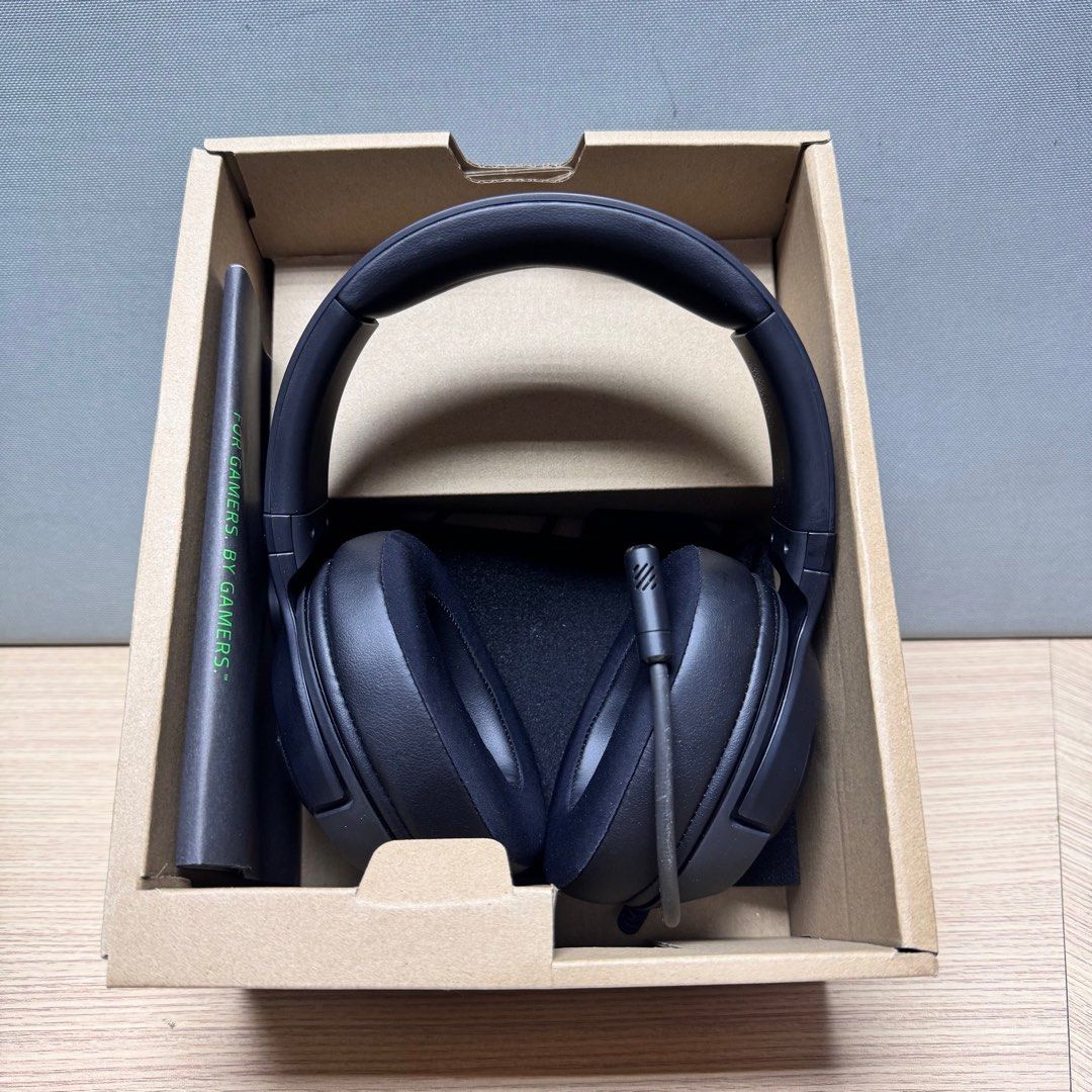 Razer Kraken V3 X Wired USB Gaming Headset: Lightweight Build - Triforce 40mm Drivers - HyperClear Cardioid Mic - 7.1 Surround Sound - Chroma RGB Lighting - Black