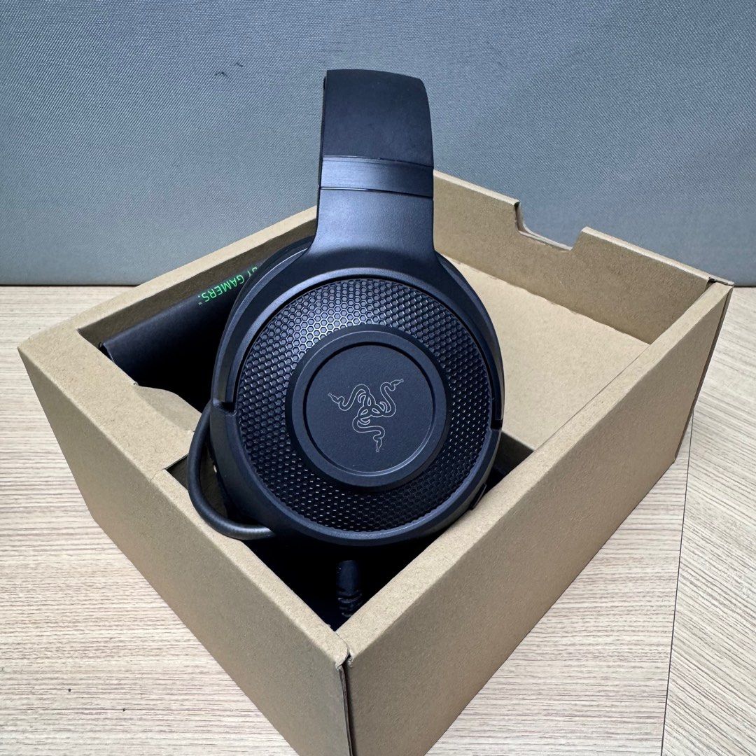 Razer Kraken V3 X Wired USB Gaming Headset: Lightweight Build - Triforce 40mm Drivers - HyperClear Cardioid Mic - 7.1 Surround Sound - Chroma RGB Lighting - Black