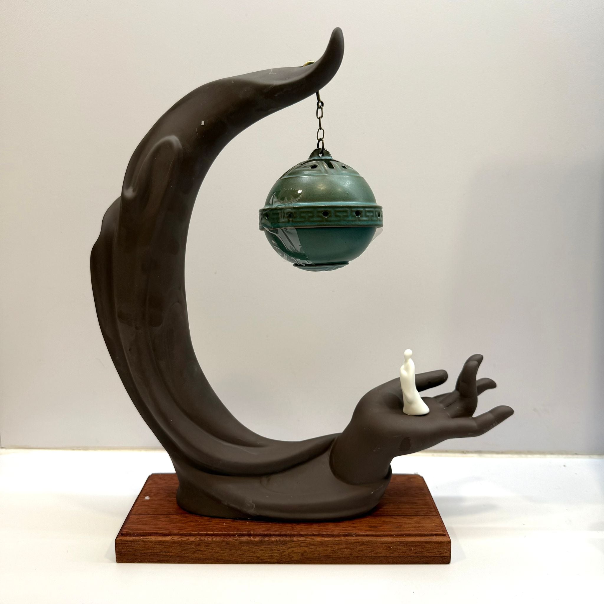 Incense Ball Hanging On Hand Main image