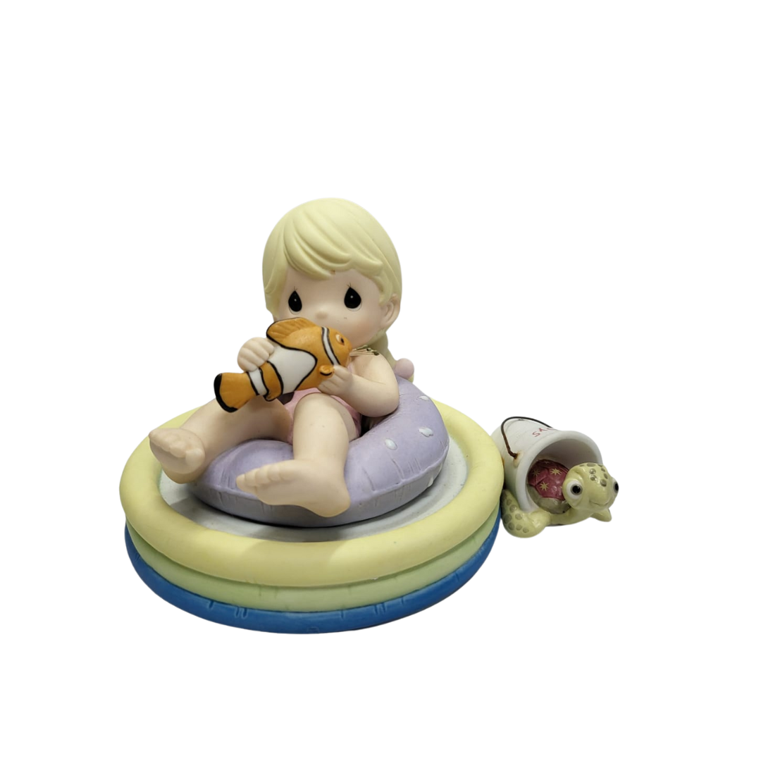 Disney Showcase X Precious Moments #920004 Friends Have A Way Of Keeping You Cool Main image