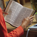 Thomas Nelson KJV Personal Size Giant Print Reference Bible Bonded Leather Black
