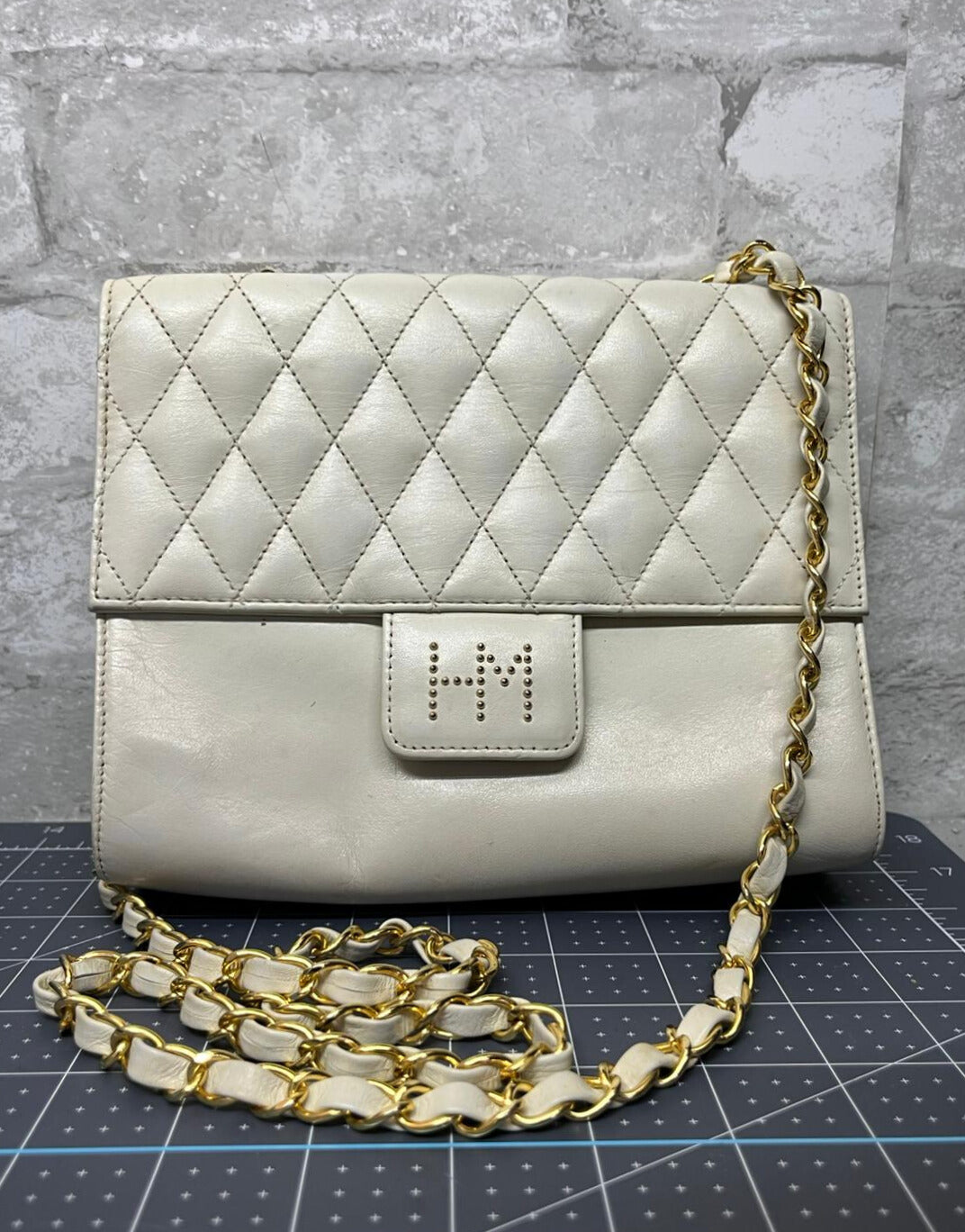 Vintage Hanae Mori Turnlock Gold Chain Shoulder Bag Cream Leather Main image