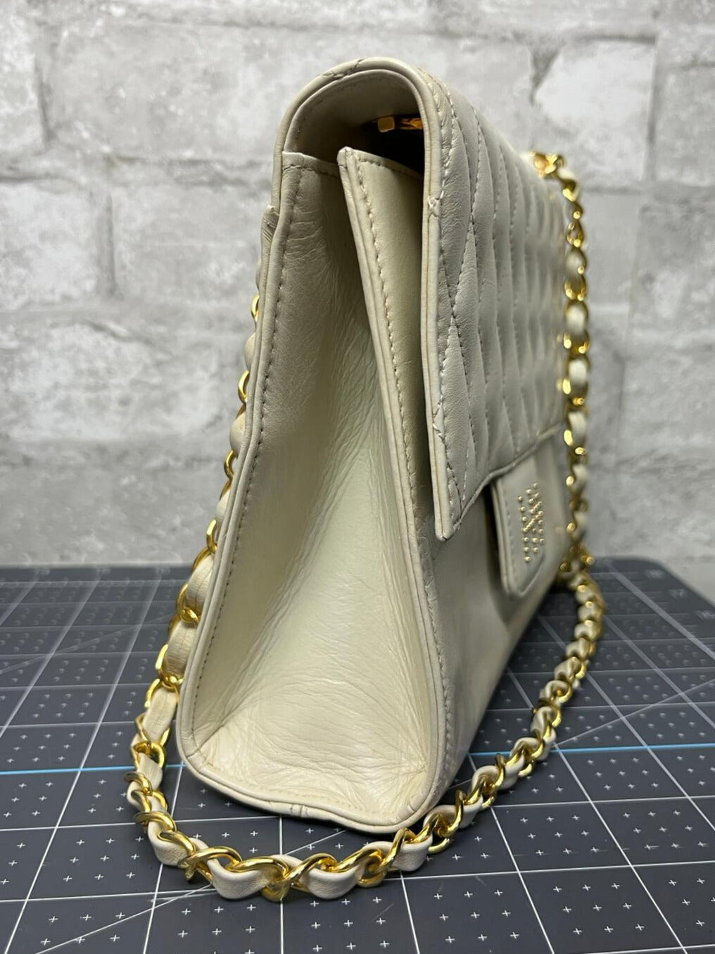 Vintage Hanae Mori Turnlock Gold Chain Shoulder Bag Cream Leather Secondary image