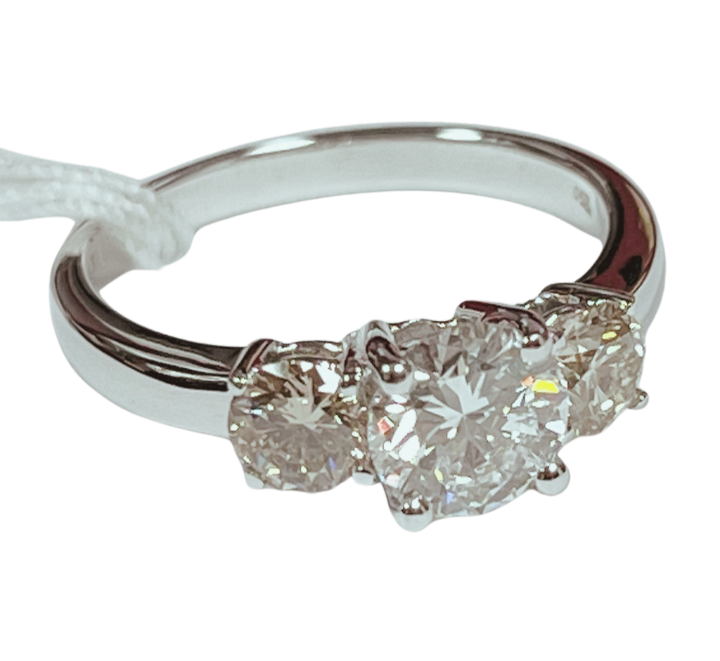 Diamond Ring 3.8GM 750WG D1=0.89CT VS2/D/D2=0.5CT