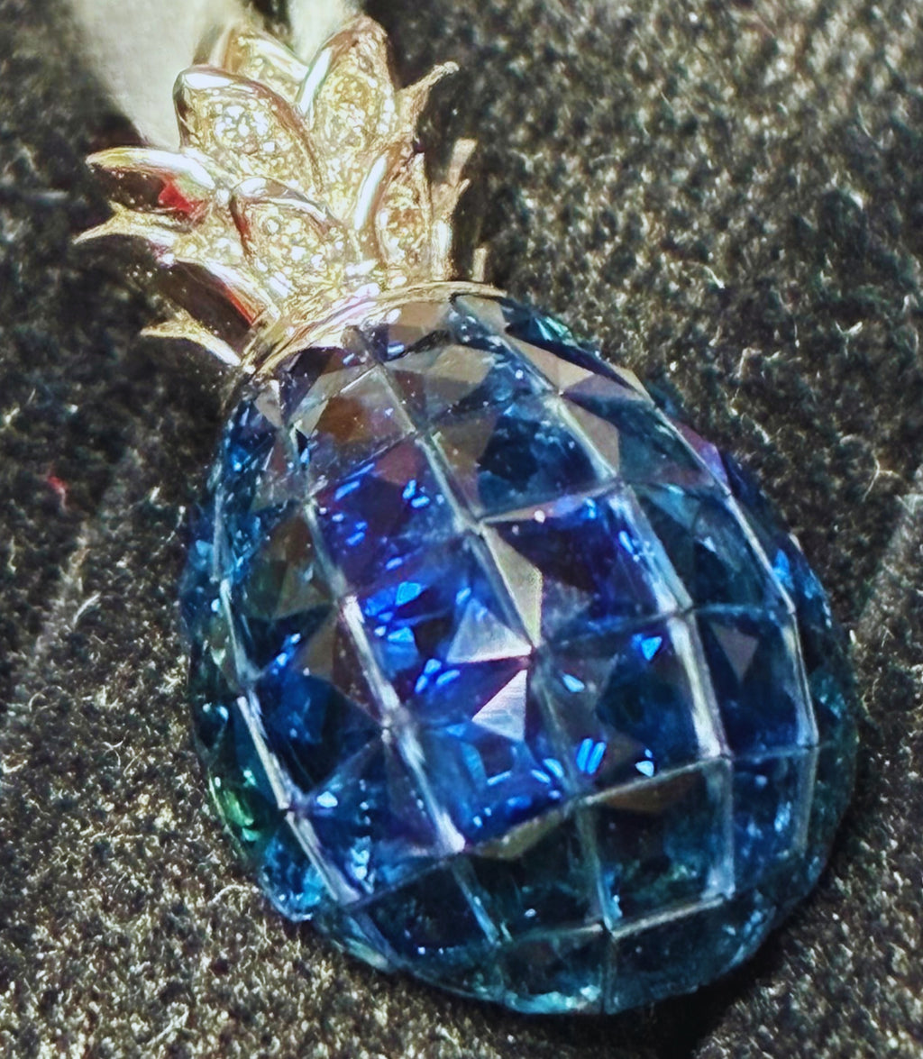 750WG Pineapple Sapphire Pendant 3.52G