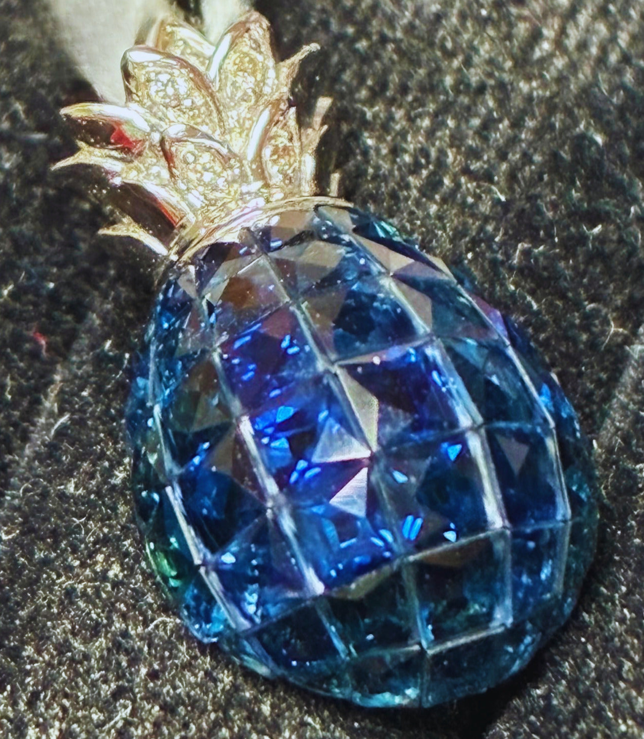 750WG Pineapple Sapphire Pendant 3.52G