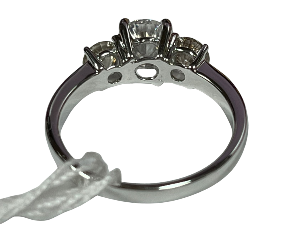 Diamond Ring 3.8GM 750WG D1=0.89CT VS2/D/D2=0.5CT
