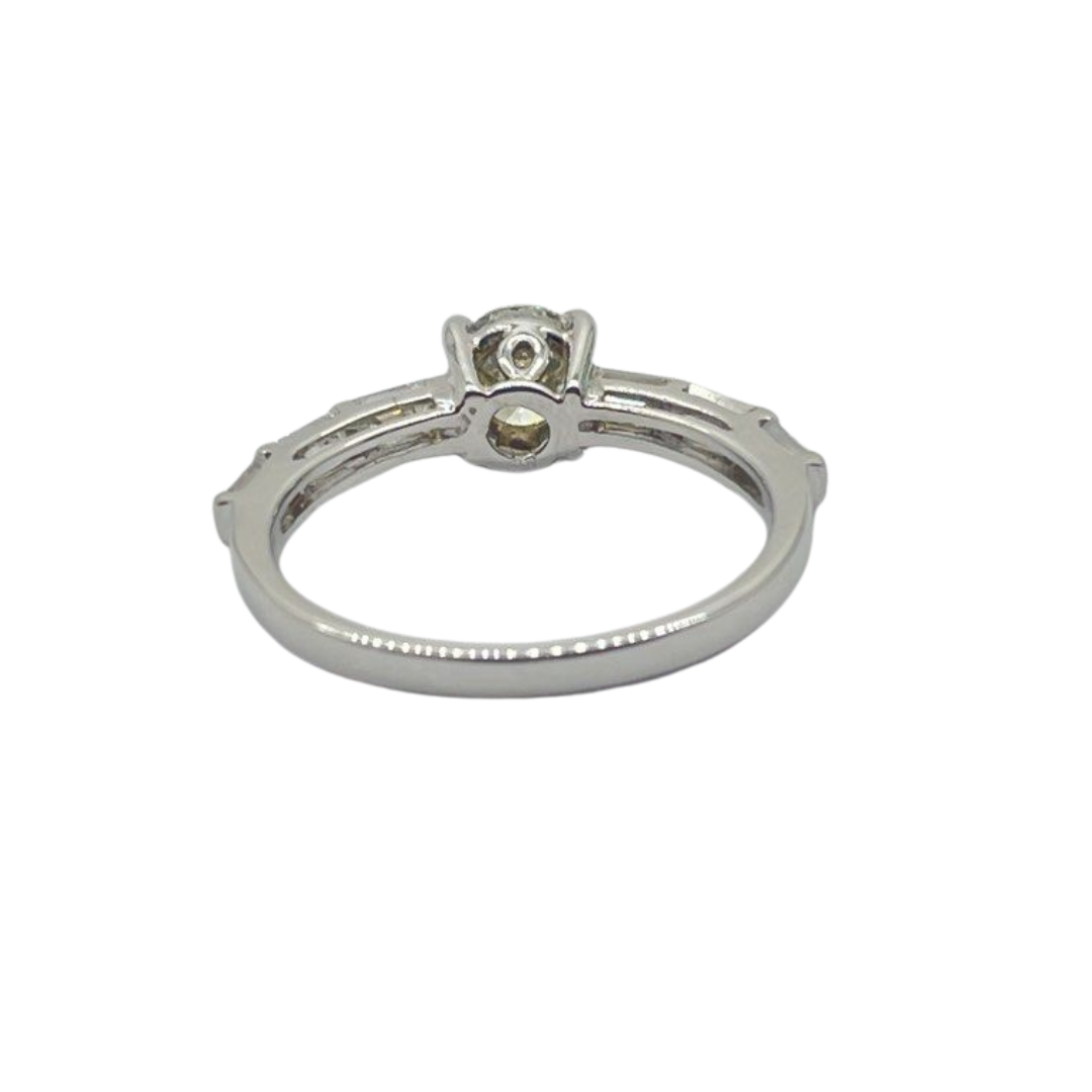 750 White Gold Natural Diamond Ring