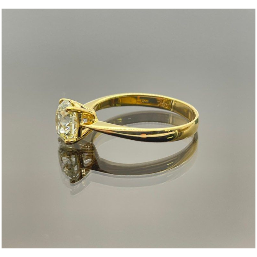 1.30 Carat Natural Diamond Ladies Ring set in 18K Yellow Gold