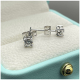 750 White Gold Diamond Earring, D2=0.50 Carat