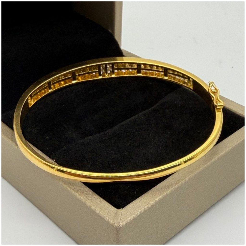 750 Yellow Gold Natural Diamond Bangle