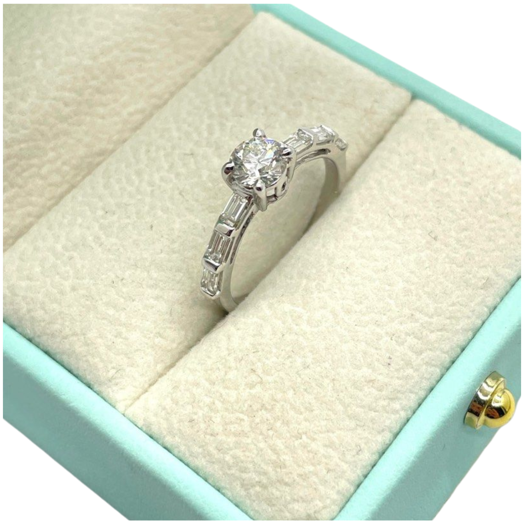 750 White Gold Natural Diamond Ring Main image