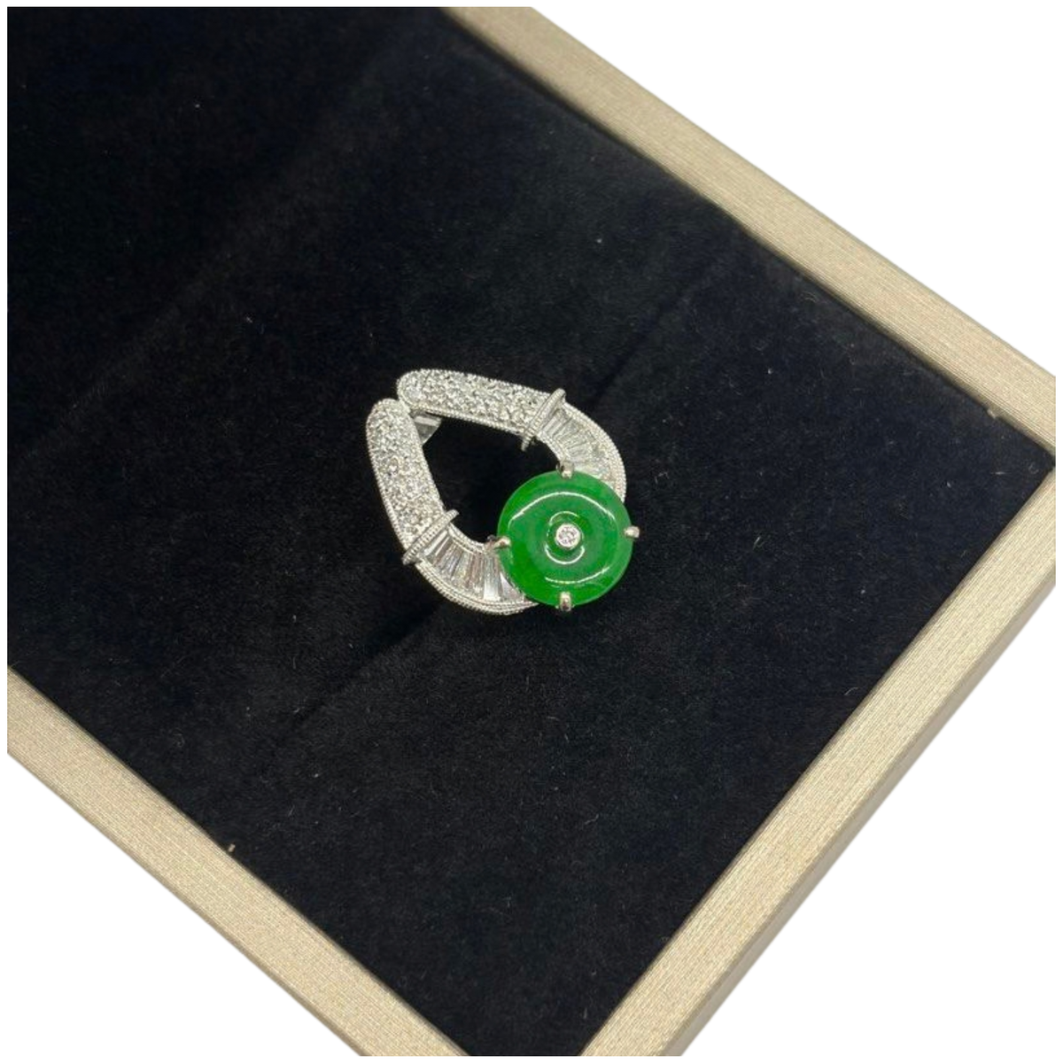 18K White Gold Natural Jadeite(Type-A) & Diamond Pendant Main image