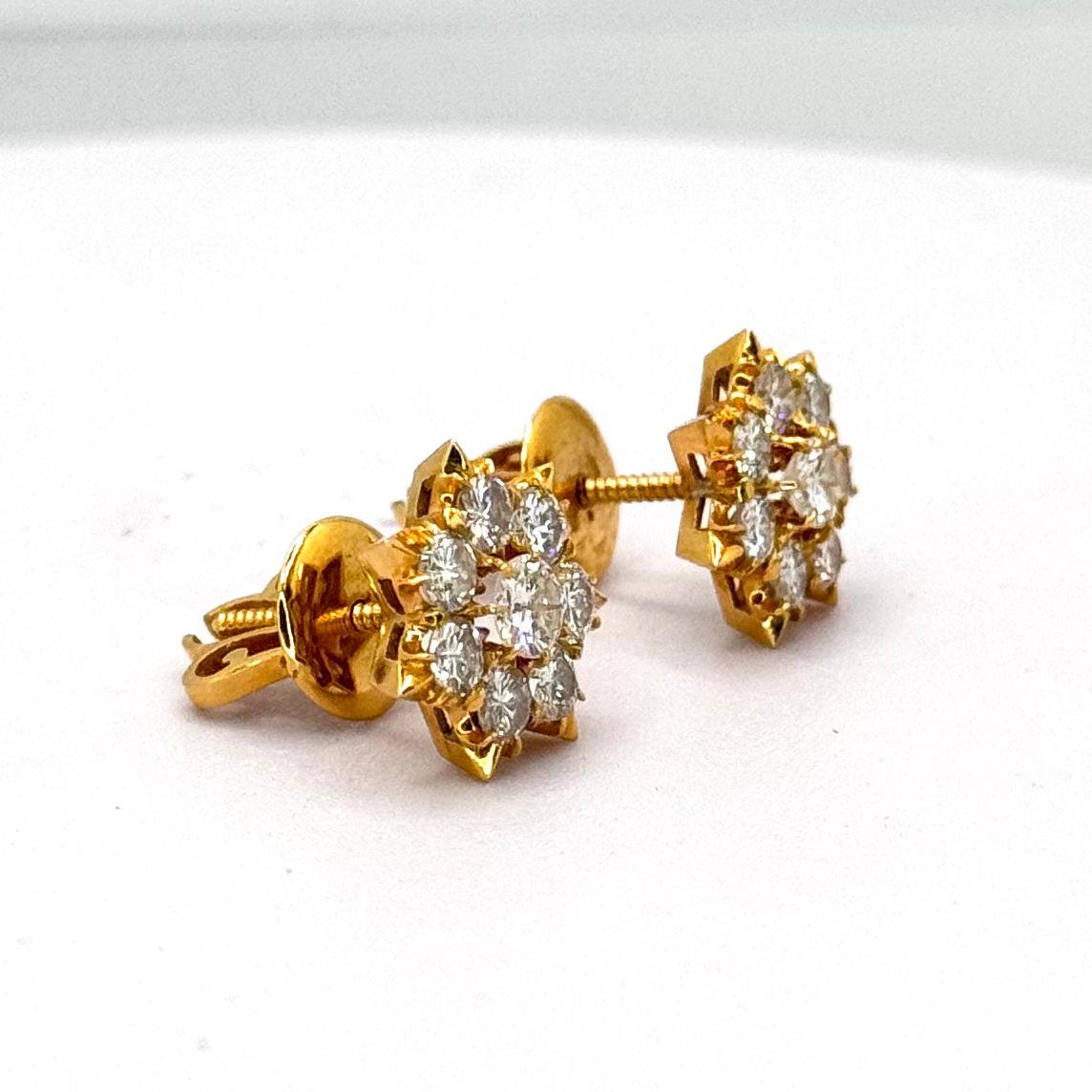 18KYG Diamond Earring Secondary image