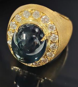 916 Yellow Gold Cocktail Ring 13.50 Carat Blue Sapphire Cabochon 20 Diamonds 22.9g