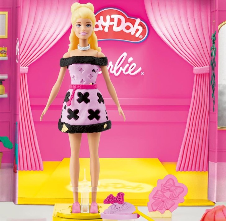 Play-Doh Barbie Designer Fashion Show Set, Make Doll Clothes with 21 Fashion Accessories & Modeling Compound, Arts & Crafts for Girls & Boys 5+, Pretend Play Toy