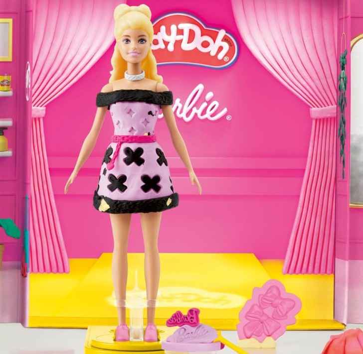 Play-Doh Barbie Designer Fashion Show Set, Make Doll Clothes with 21 Fashion Accessories & Modeling Compound, Arts & Crafts for Girls & Boys 5+, Pretend Play Toy