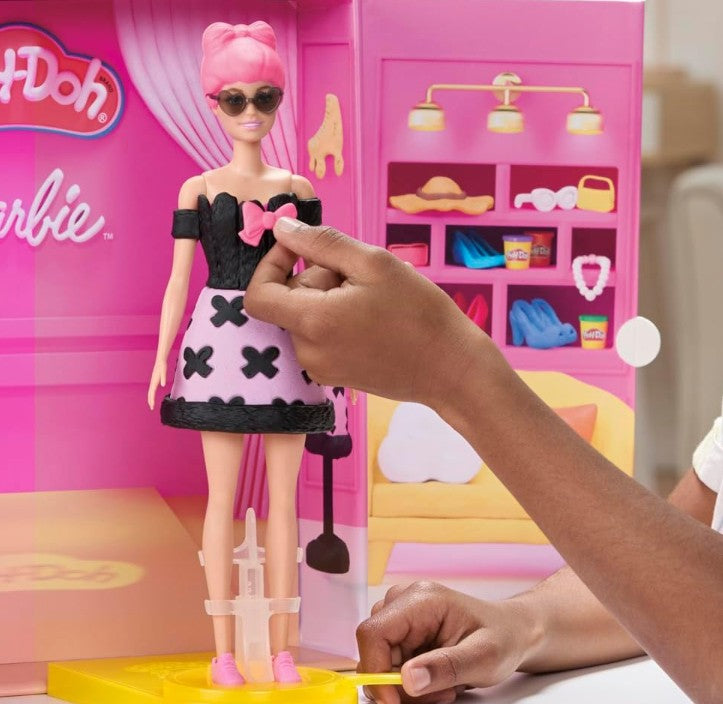 Play-Doh Barbie Designer Fashion Show Set, Make Doll Clothes with 21 Fashion Accessories & Modeling Compound, Arts & Crafts for Girls & Boys 5+, Pretend Play Toy