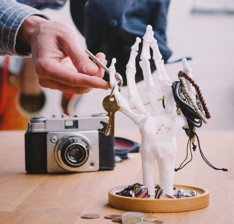 UK Skeleton Hand Ring Holder & Jewelry Stand Earring Organizer & Necklace Holder For Gothic Decor Halloween Decorations & Bedroom Accessories Bracelet Holder & Jewelry Organizer White