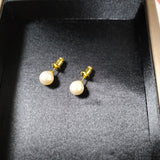 Pearly Lustre cultured Pearl Earring 18k