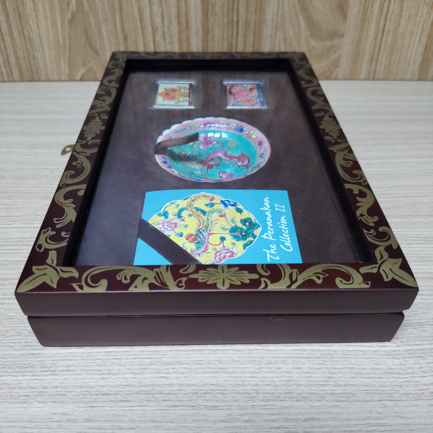 The singapore mint saucer with stamp collectable Secondary image