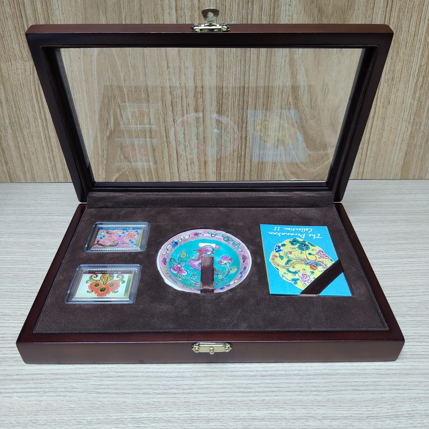 The singapore mint saucer with stamp collectable Main image
