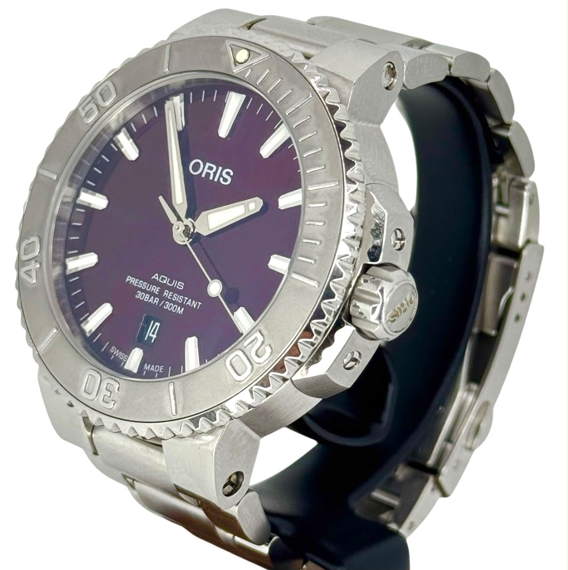 Oris Aquis Date Relief Cherry Red Edition Secondary image
