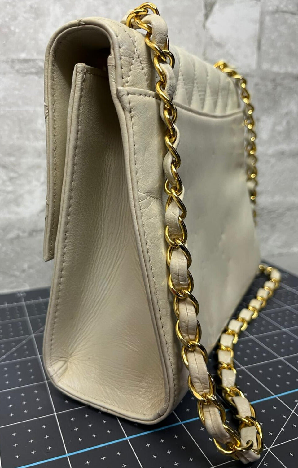Vintage Hanae Mori Turnlock Gold Chain Shoulder Bag Cream Leather