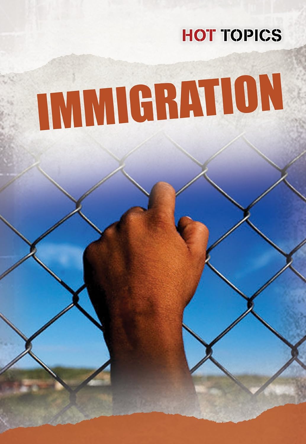 Immigration (Hot Topics) Paperback Main image
